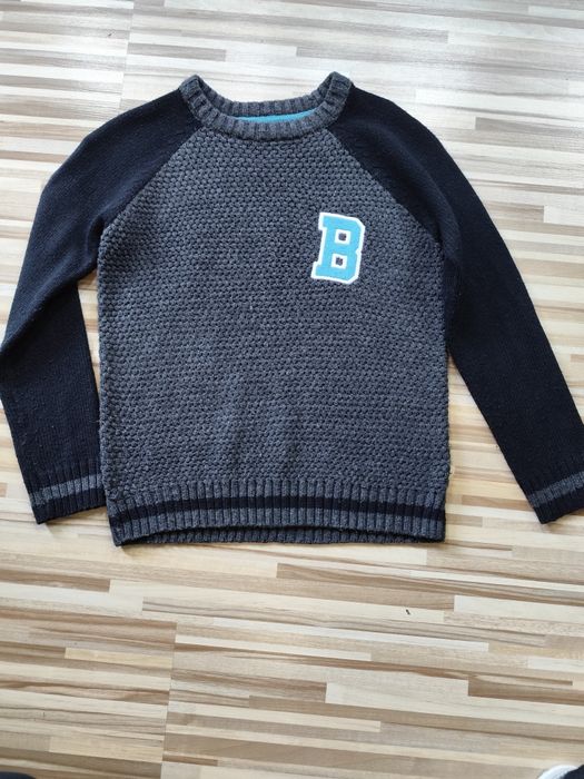 Sprzedam sweter dla chłopca.