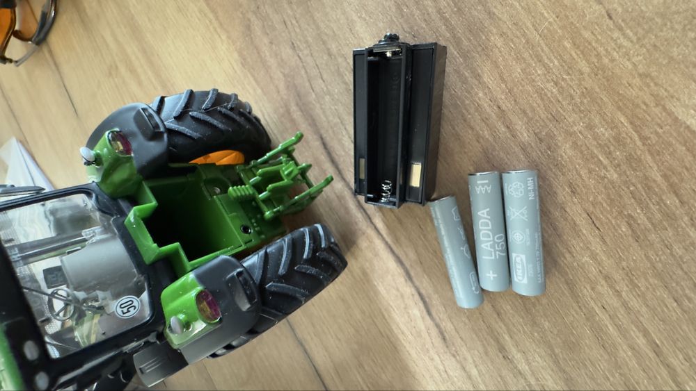 Traktor John Deere z przyczepa. Zdalnie sterowany, metalowy. Nowy