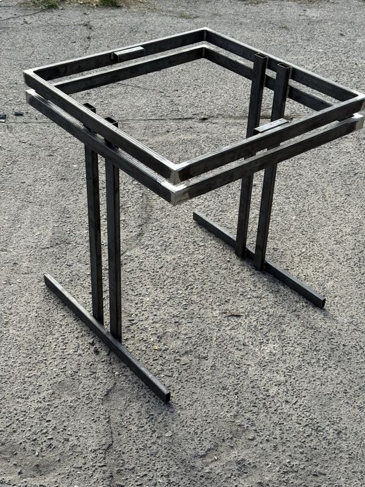 Biurko Podstawa pod maszyny.