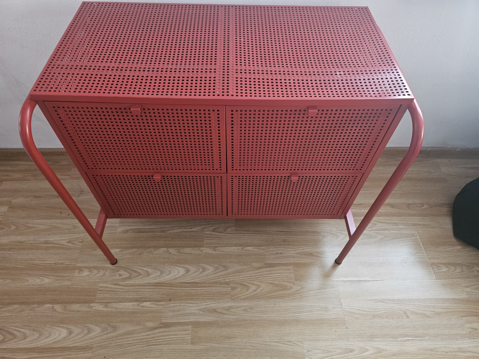 Czerwona komoda ikea