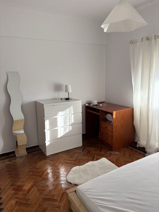 QUARTOS PARA ALUGAR – ÓTIMA LOCALIZAÇÃO!