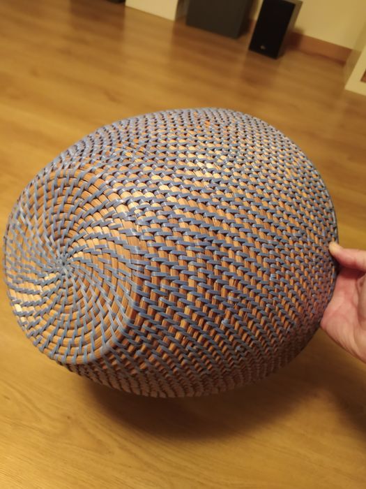 Cesto em verga tons azulado. Muito bom estado. Loja Área