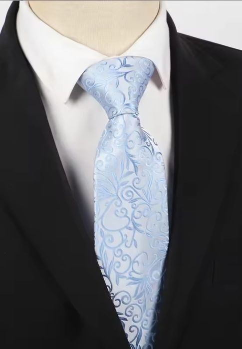 Elegancja w każdym detalu – klasyczny krawat z spinką