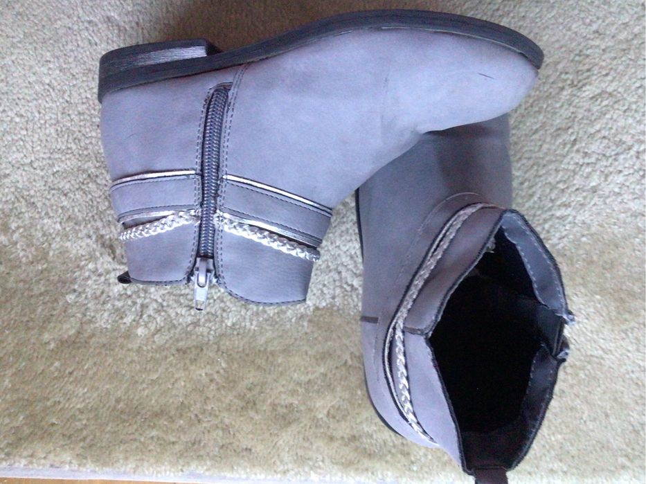 Botas cinzentas e sapatilhas bege com pelo t33