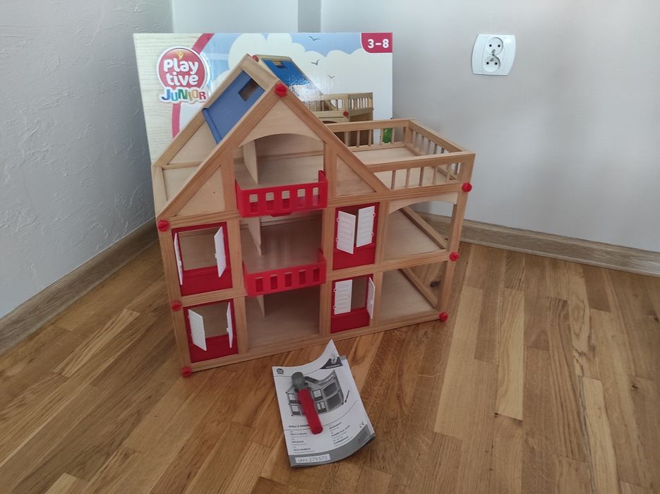 Domek drewniany dla lalek z mebelkami