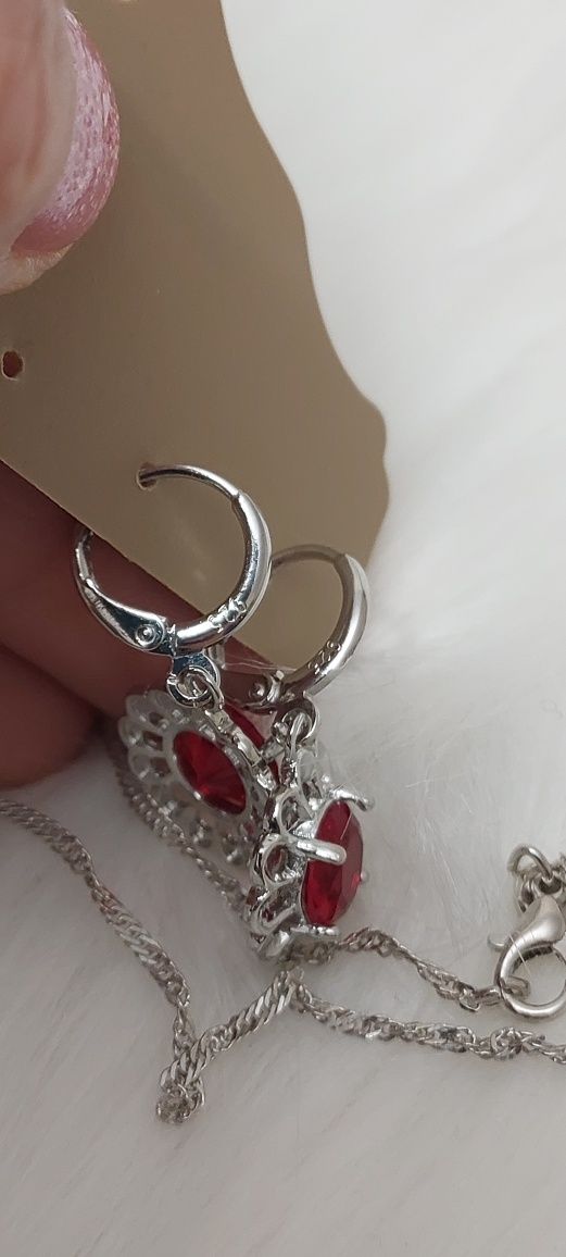 Srebrny zestaw biżuterii z czerwonym oczkiem