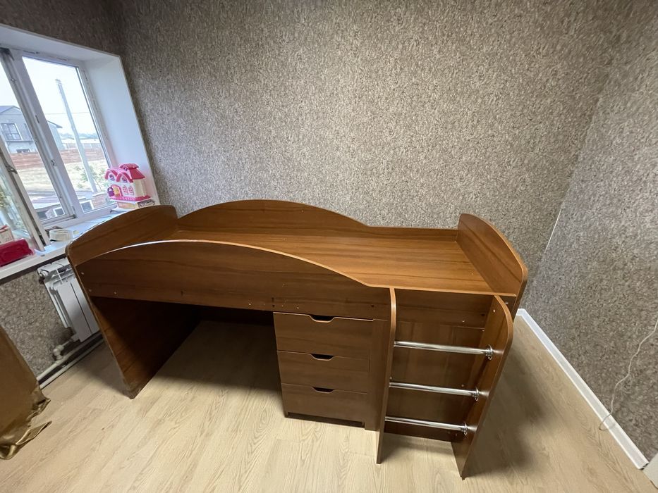 Дитяче ліжко з висувними ящиками