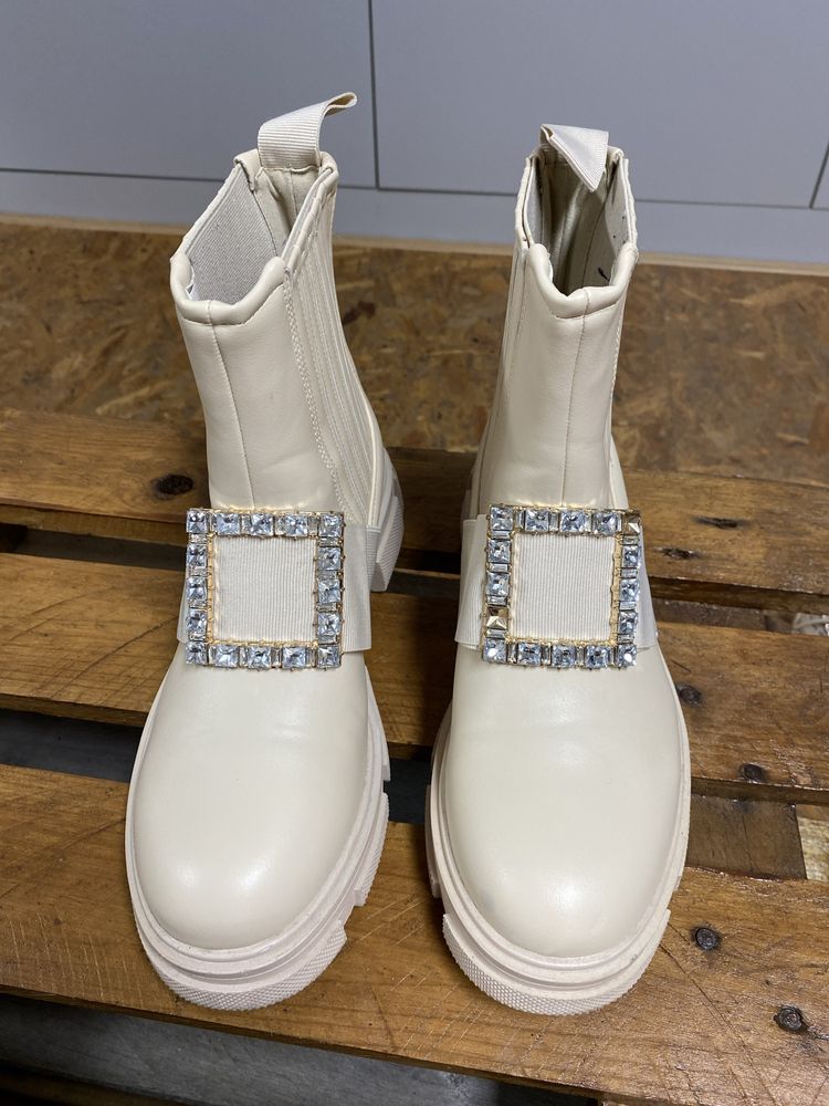 Botas beges com brilhantes.