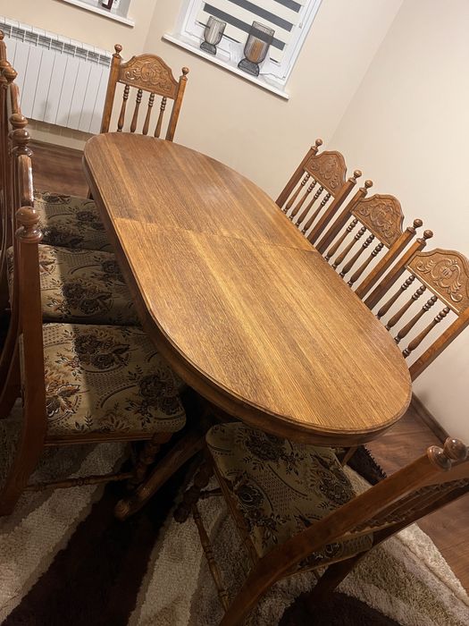 Rozkładany stół dębowy w zestawie z 8 krzesłami