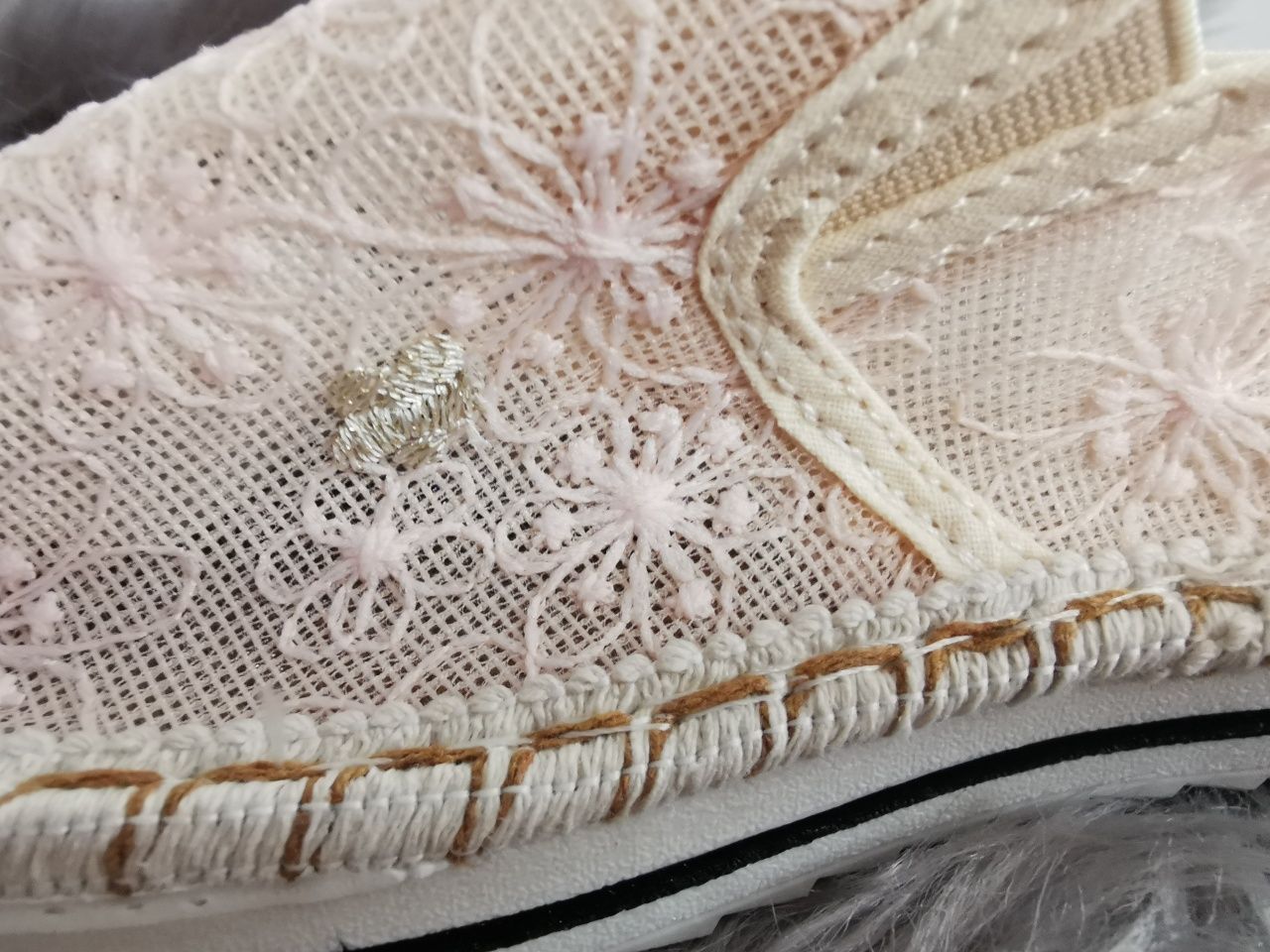 Śliczne brzoskwiniowe haftowane espadryle damskie 37