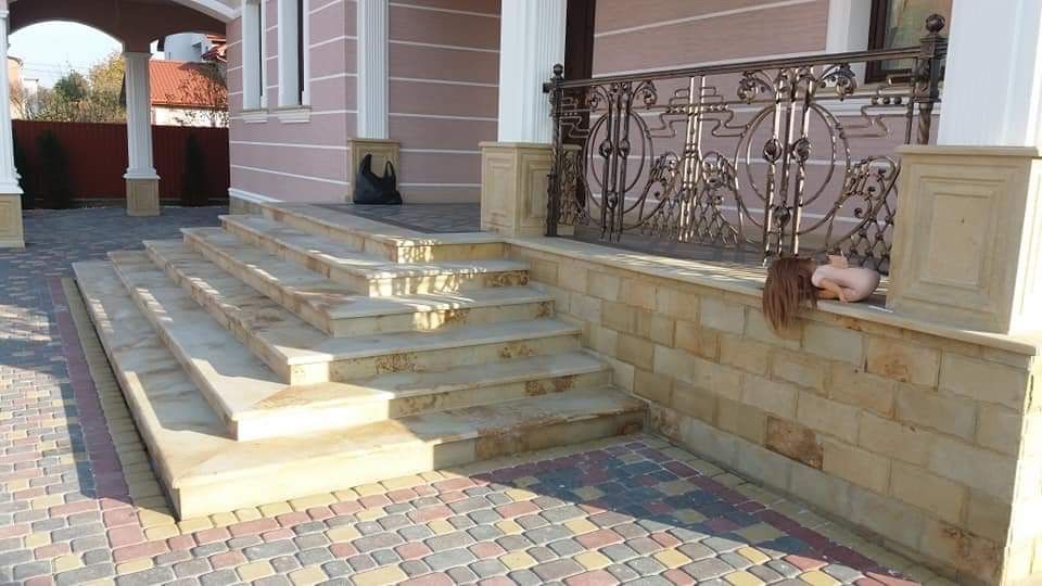 Сходи з натурального каменю