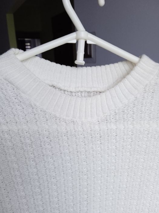 Biały lekki sweter. Szerokość od pachy do pachy 2x 55 cm oversize