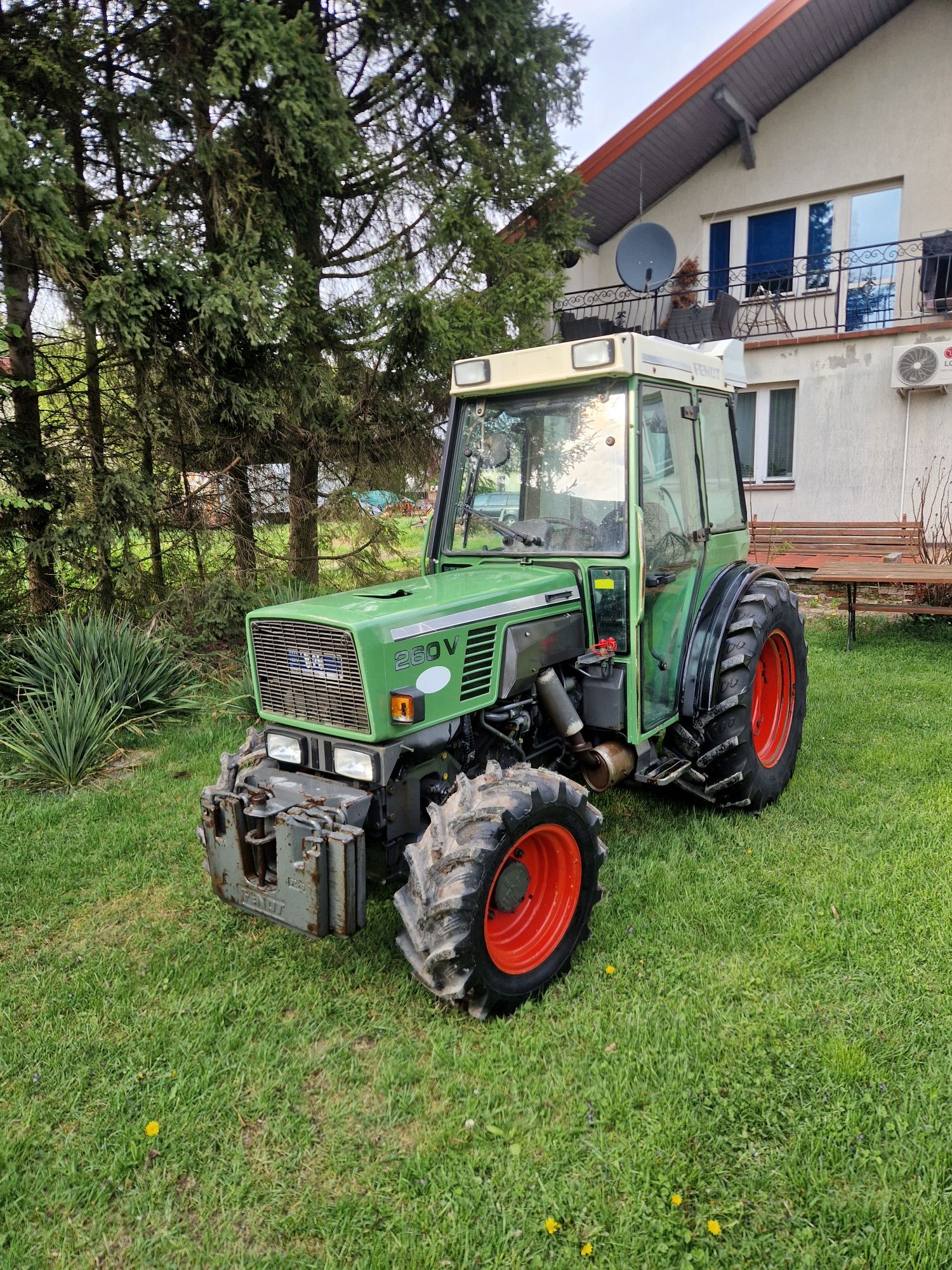 Ciągnik sadowniczy Fendt 260v