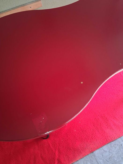 Secretária IKEA vermelha em forma de amendoim