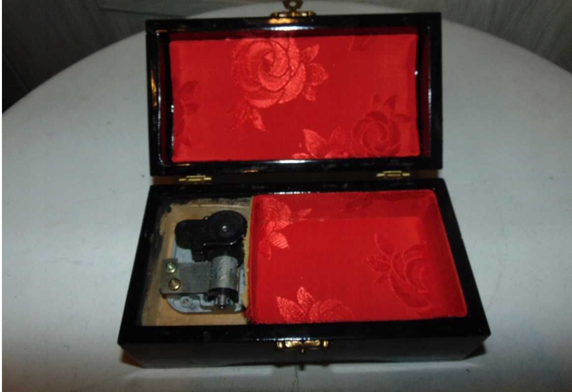 Pudełko,kasetka na biżuterię,bibeloty z lat 70-80,laka