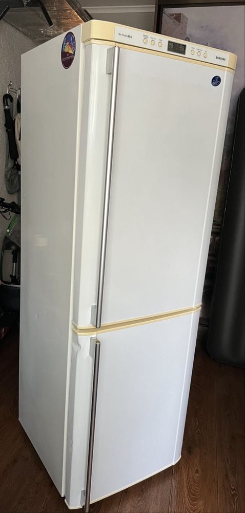 Продам холодильник Samsung RL33EASW в хорошем состоянии