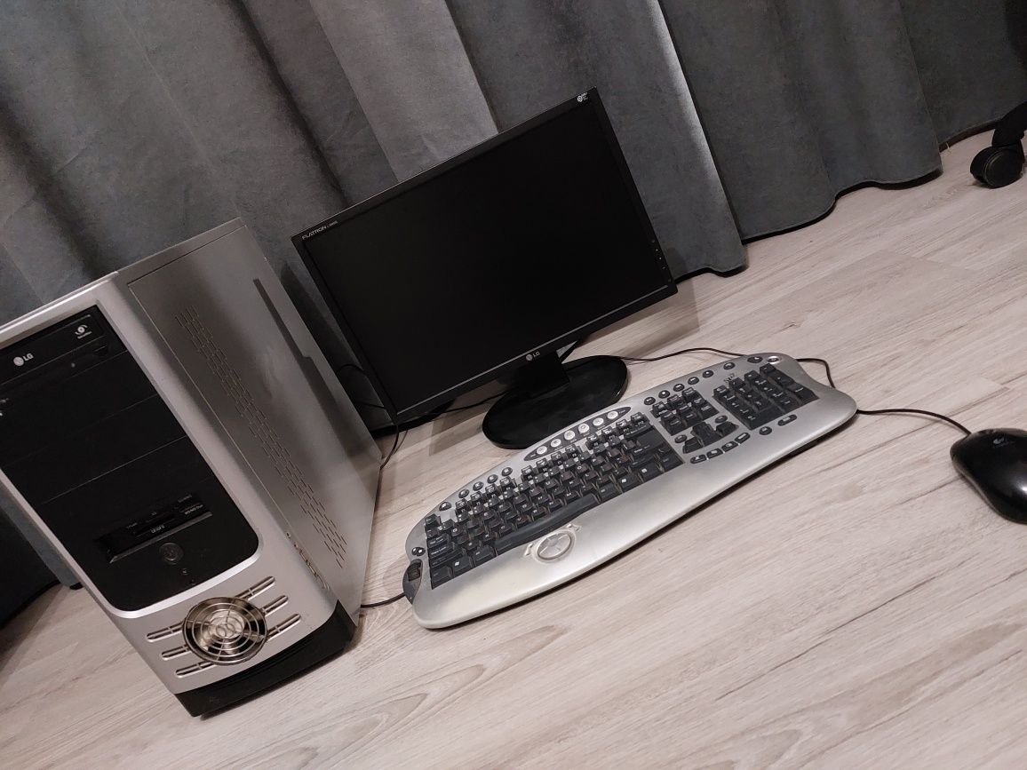 Комп'ютер,  моніторLG ,  системний блок  ,клавіатура , мишка .