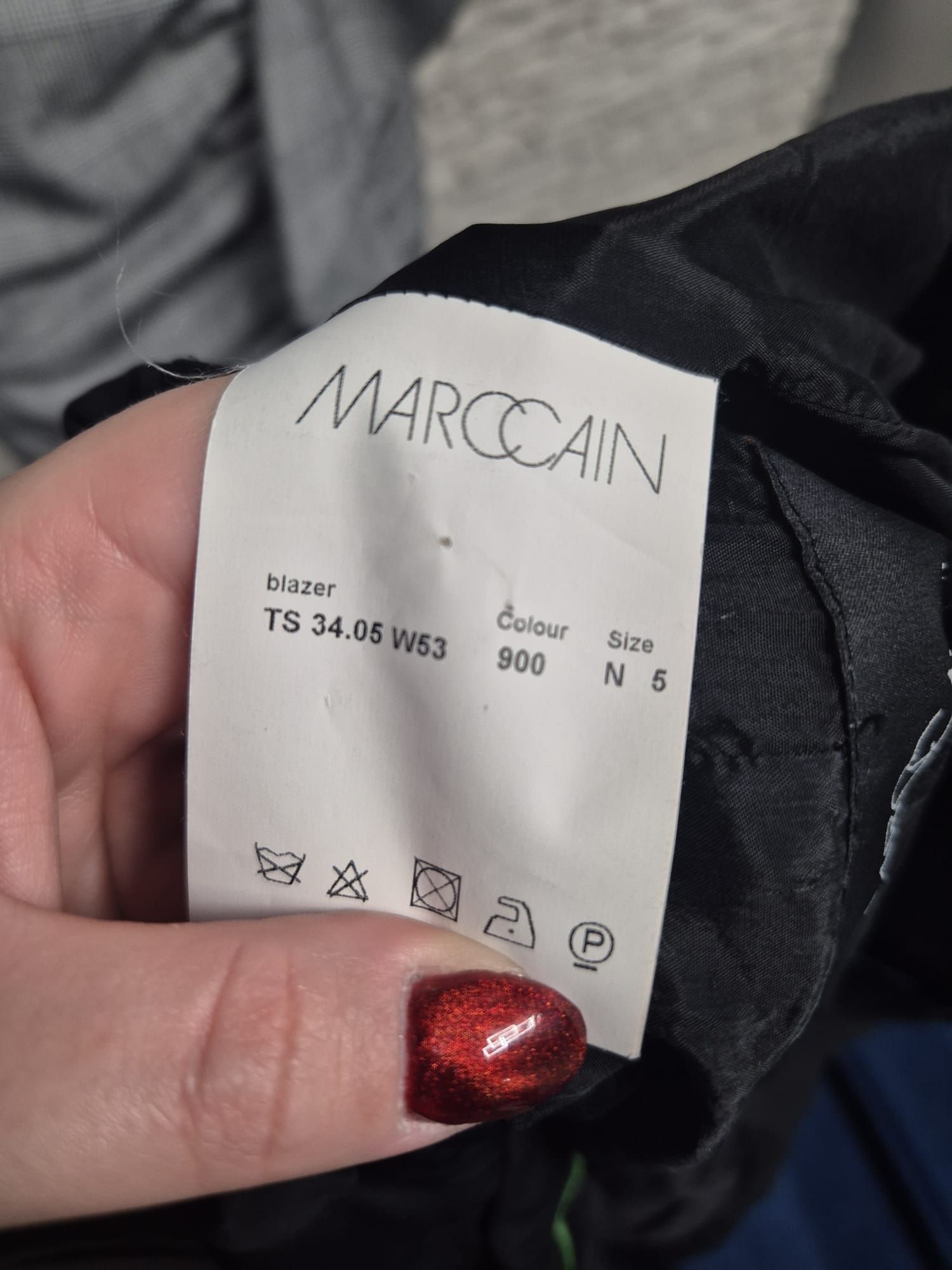 Czarna marynarka z ozdobnymi ramionami Marc Cain N5 Stan bdb