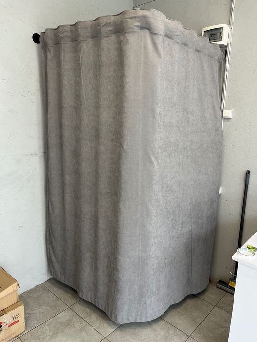 Кутова примірочна зі шторкою