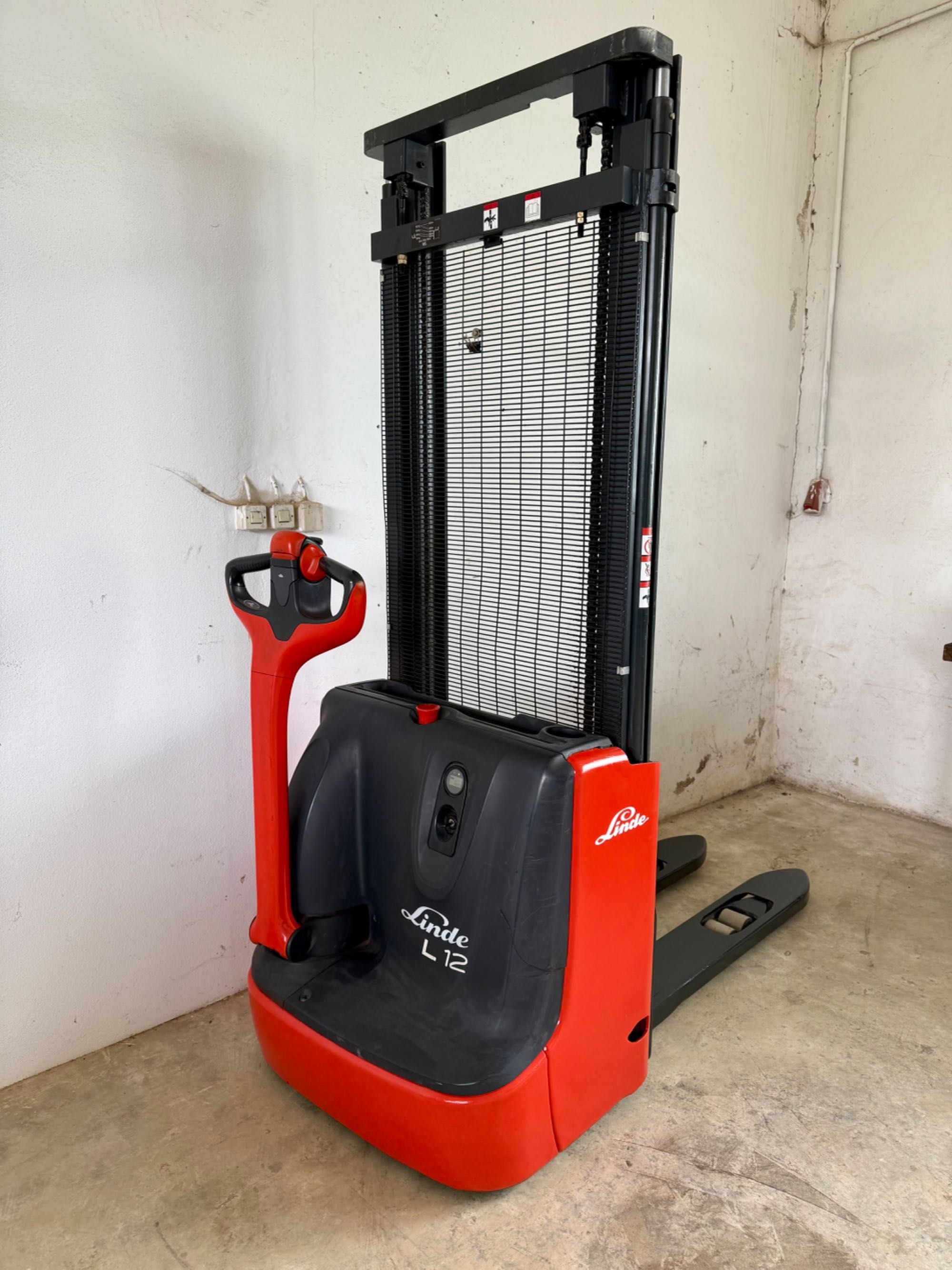 Linde L12 Stacker elétrico