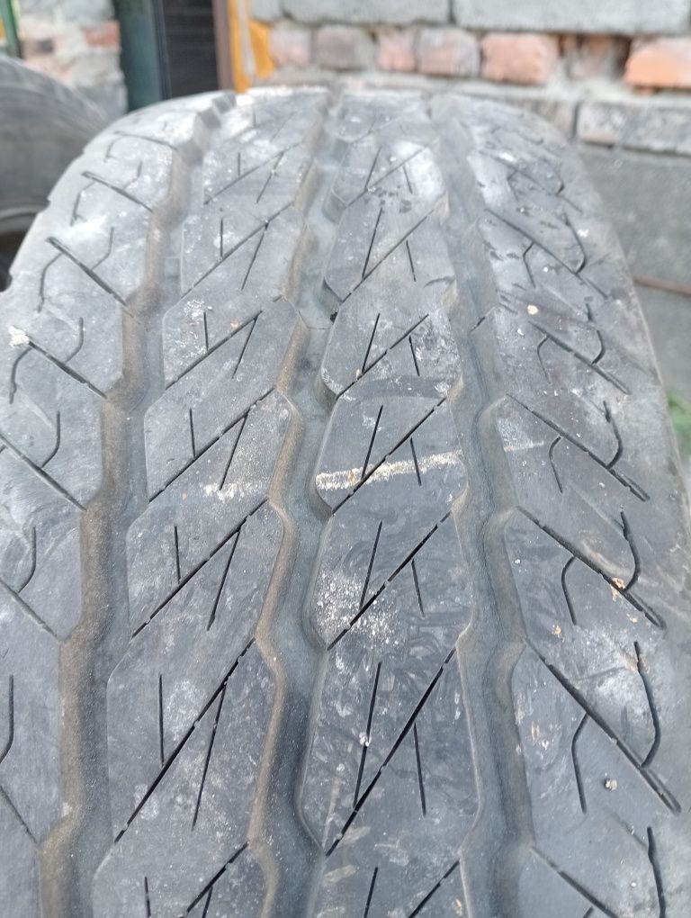 Маю дві різні покришки з дісками 215/70R15C. Б.У.