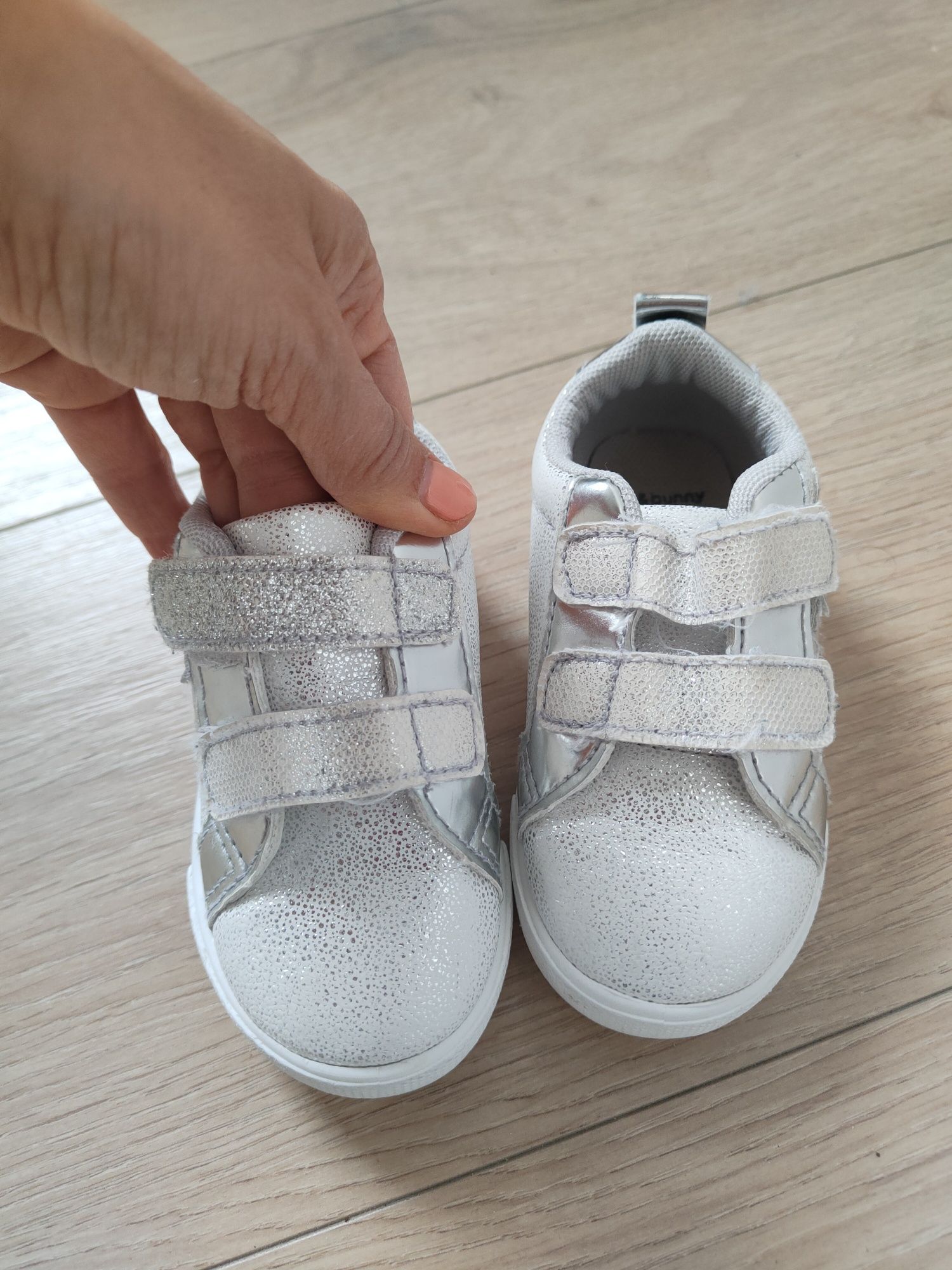 Srebrne sneakersy trampki 24