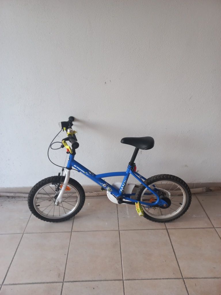 Bicicleta Criança dos 4 aos 7 anos Decathlon  sem uso