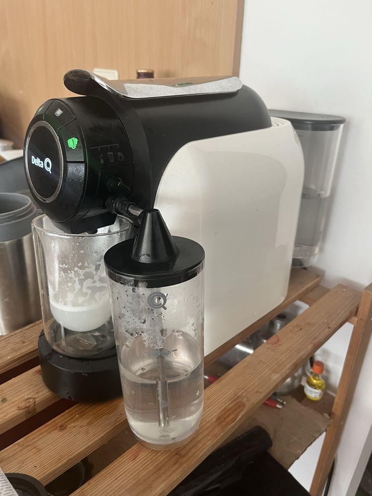 Ekspres kapsułkowy delta q qool milk 19 bar czarny