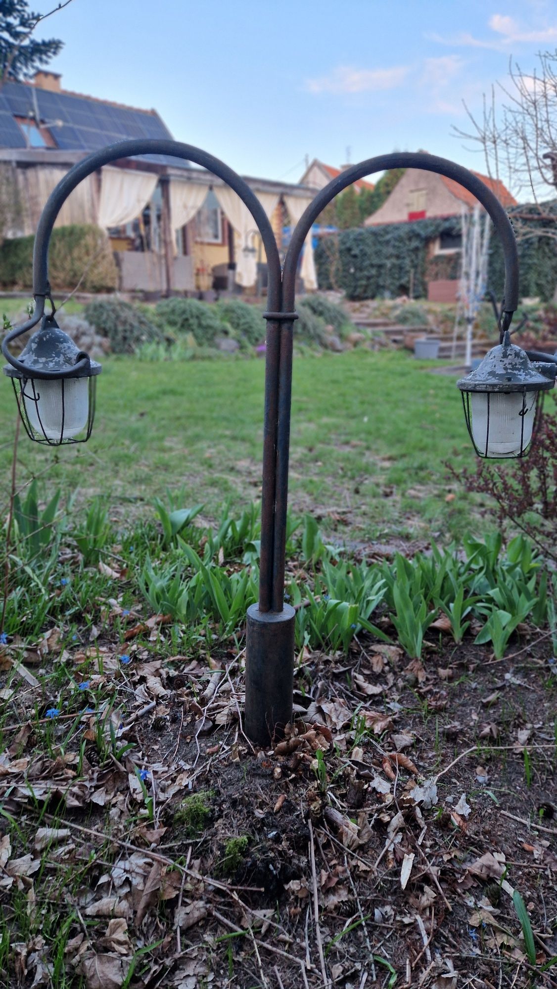 Piękne lampy parkowo ogrodowe