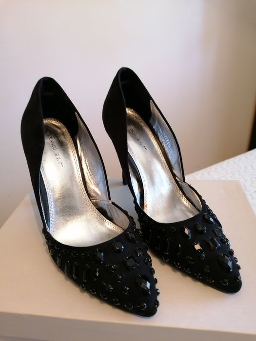 Sapatos pretos com aplicação