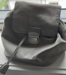 Mochila cinza, pequena, da Parfois