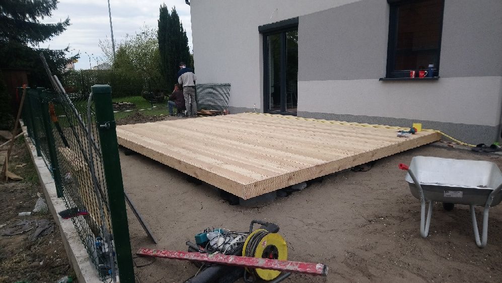 Trwa z rolki, trawa rolowana, zakładanie trawników, tarasy drewniane