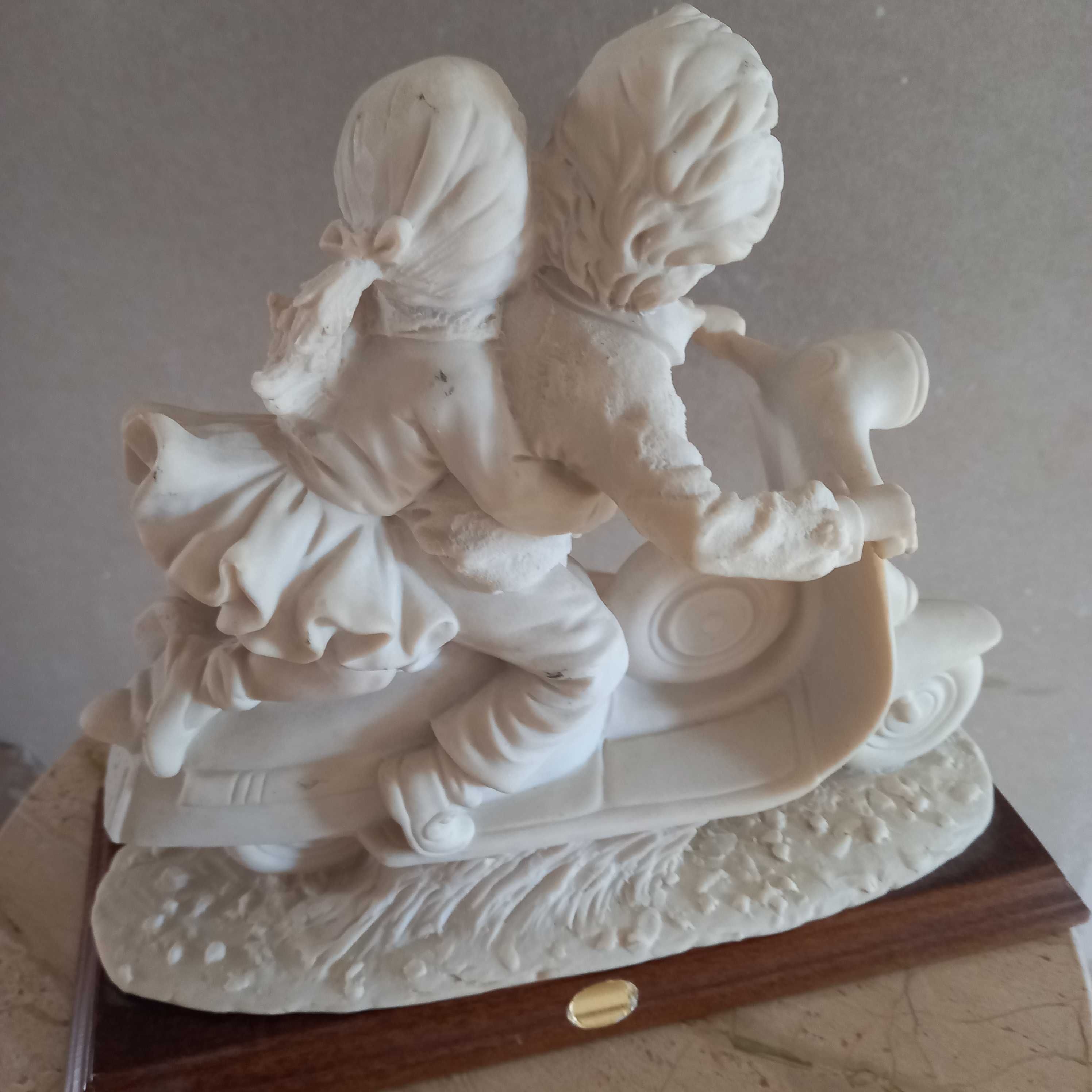 Figurka Para  na skuterze Alabaster