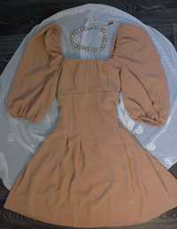 Трендова сукня, бежевого кольору з об'ємними рукавам