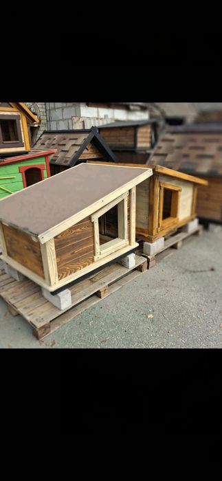 Деревянная будка.