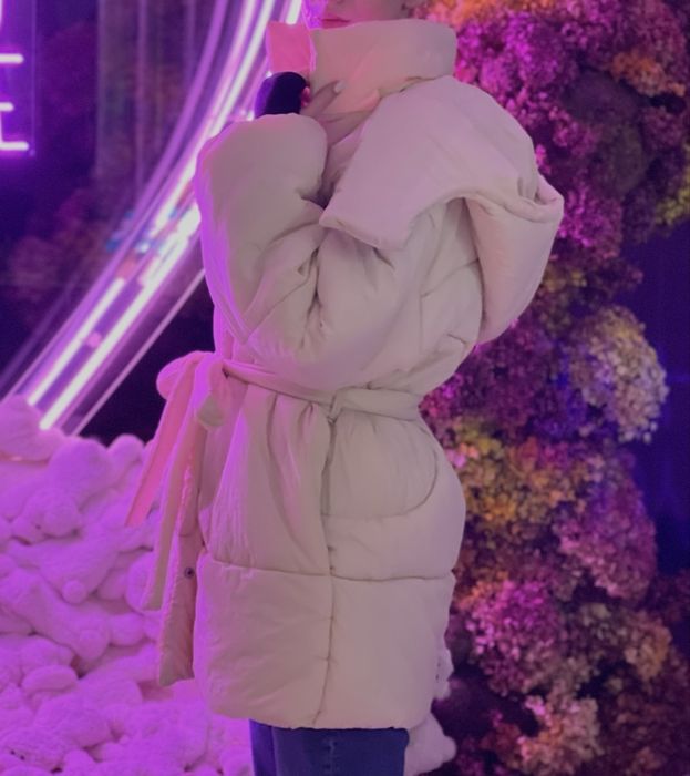 Пуховик молочного кольору s-m