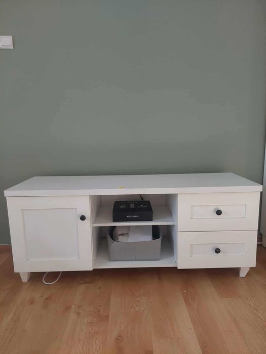 Stolik pod telewizor