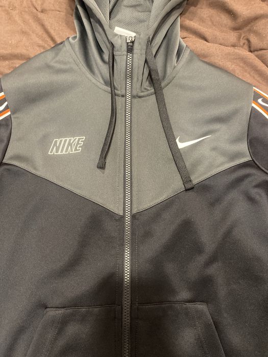 Casaco Nike preto e laranja