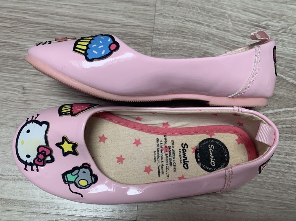 H&M baleriny jasny róż lakierkowane Hello Kitty roz 24