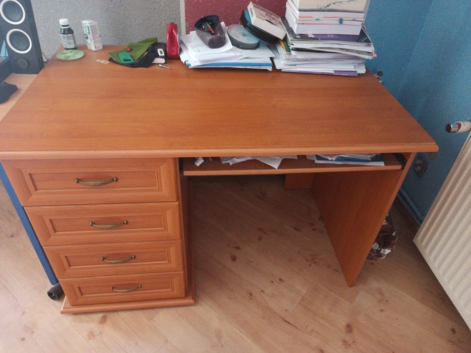 Ładne eleganckie biurko w bardzo dobrym stanie