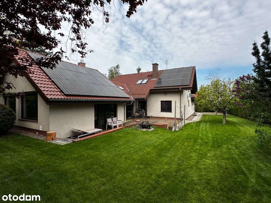 Dom jednorodzinny pod górami.