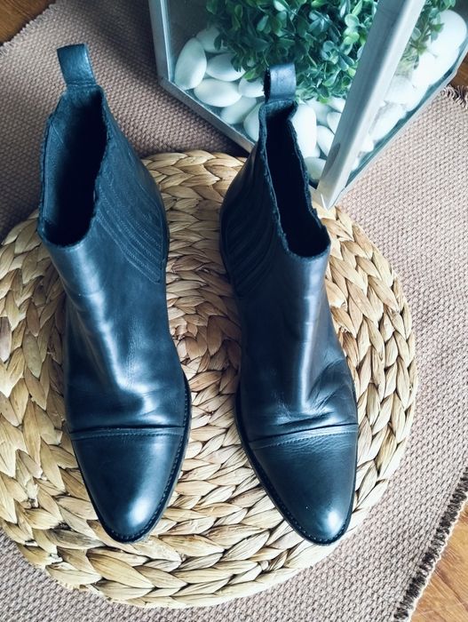 Botins pretos em pele