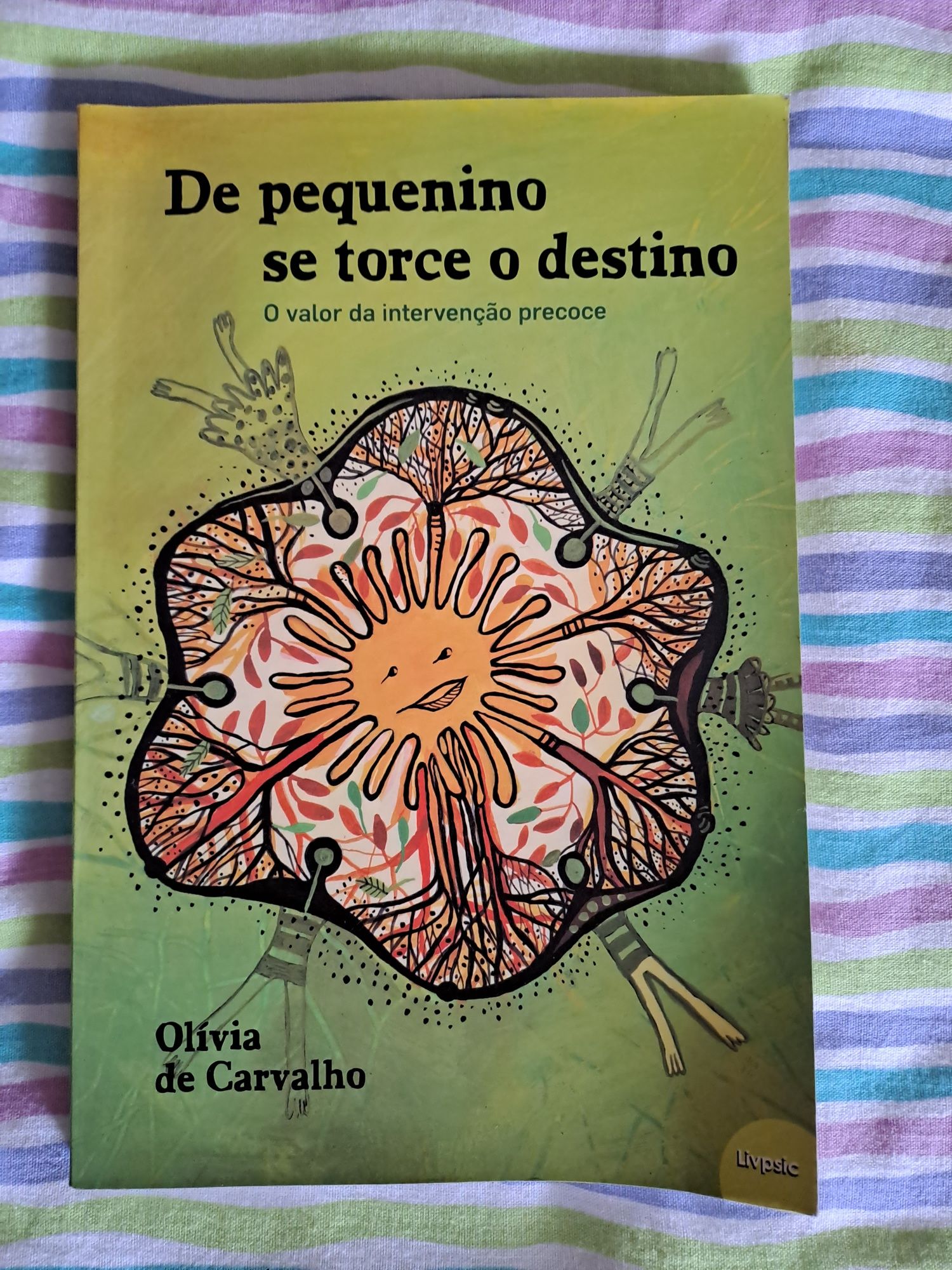 Livro "De pequenino é que se torce o destino" de Olívia de Carvalho