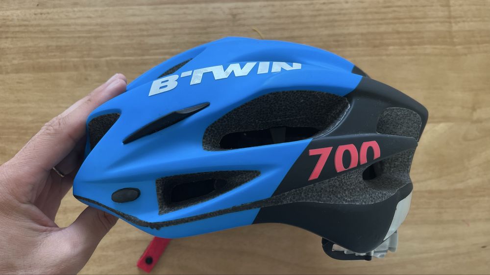Capacete Btwin azul e preto