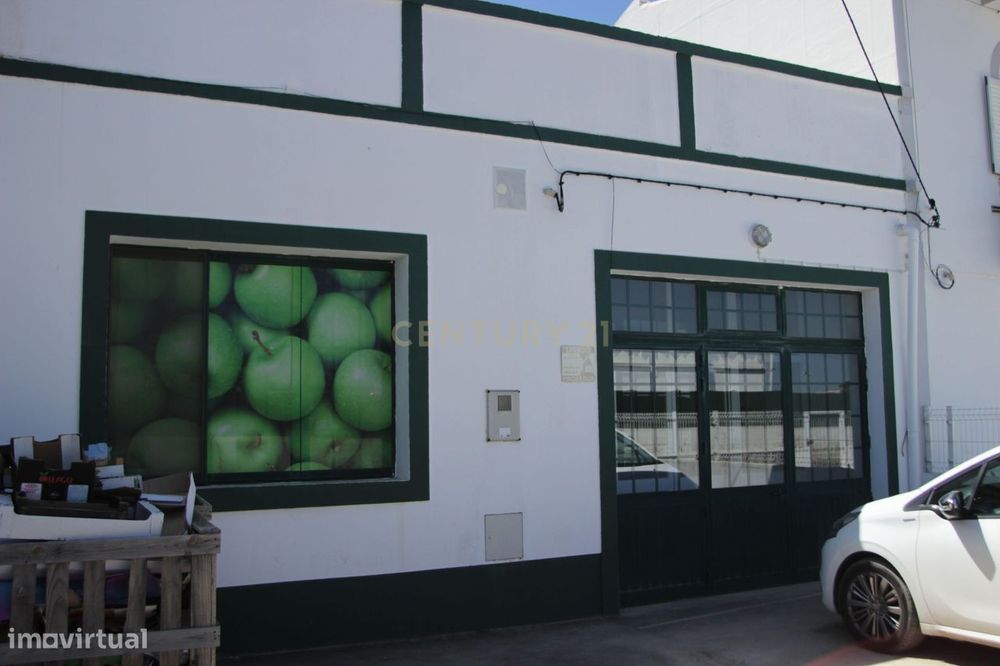 Armazém com 150 m², em excelente estado de conservação, localizado na