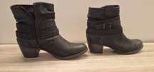Botas pretas com fivela