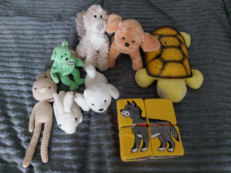 Лот м'яких іграшок і світильник