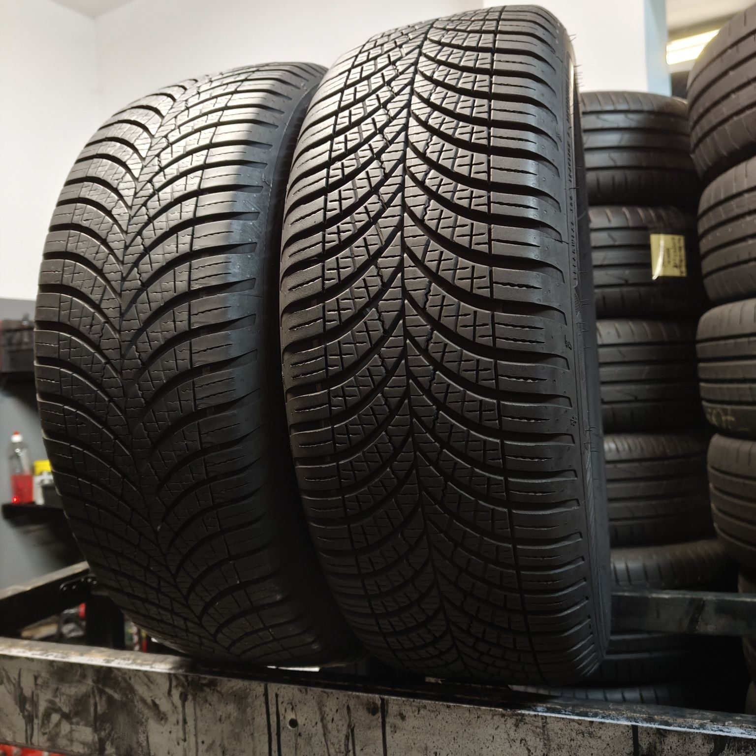 205/55/17 XL Sprzedam parę opon całorocznych Goodyear