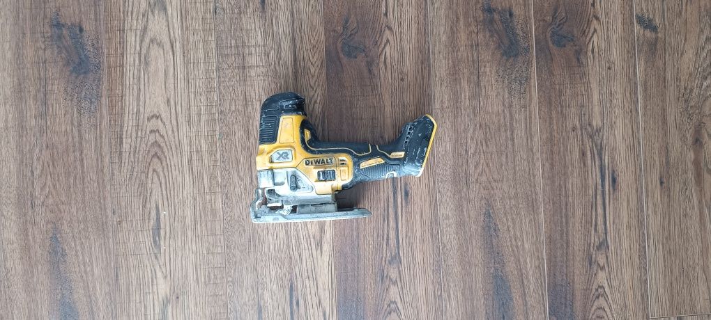 Wyrzynarka DeWalt dcs335