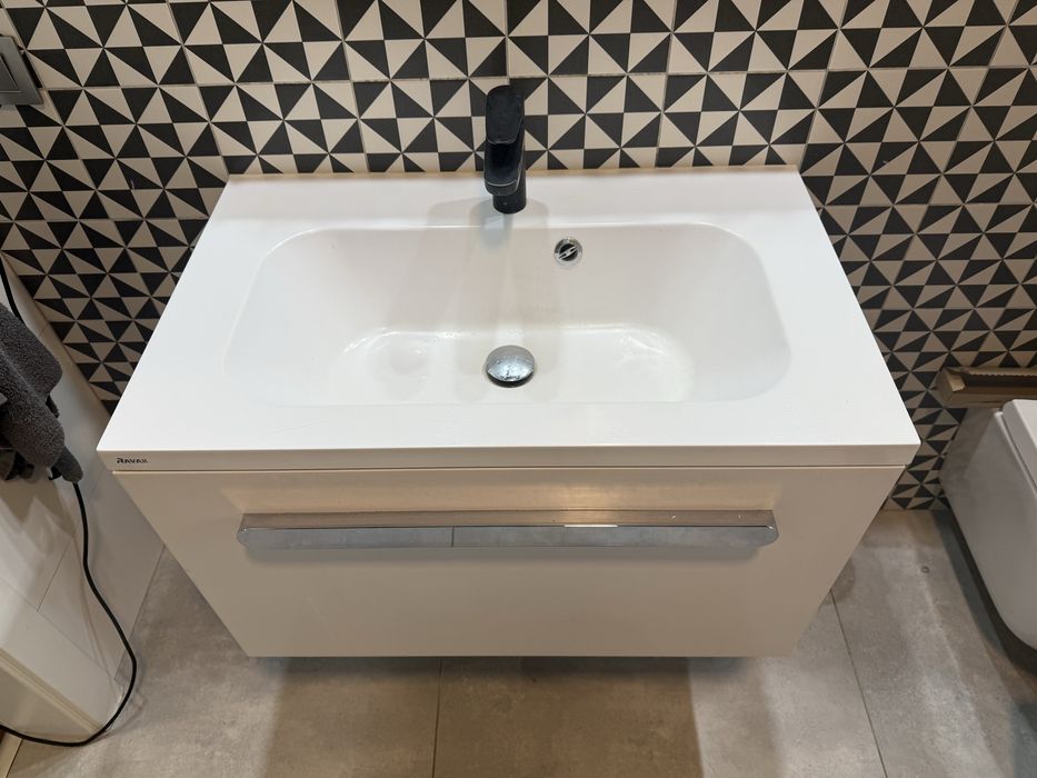 Szafka z umywalka oraz szafka wiszaca